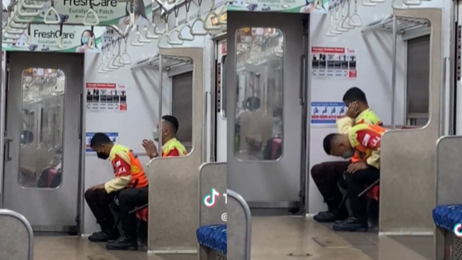 Dua petugas walka salat di gerbong kereta