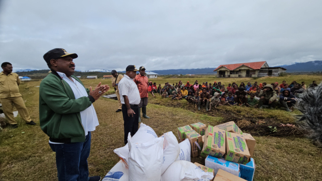 Bupati Puncak, Willem Wandik saat mendistribusikan Bahan Makanan kepada masyarakat.