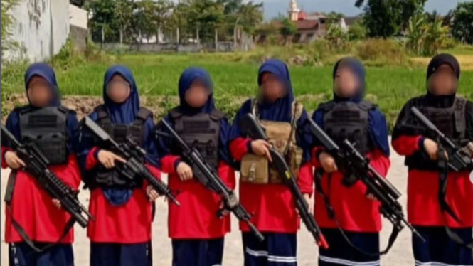 Siswi latihan airsoft gun