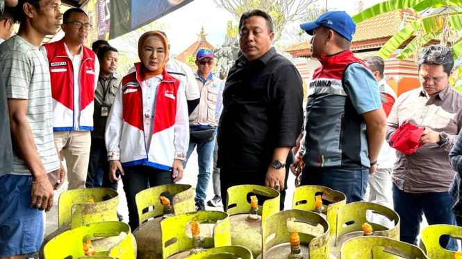 Dirut Pertamina meninjau agen LPG 3 kg di Bali