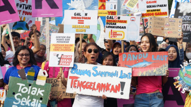Susi Pudjiastuti dan Aurelie Moeremans ikut Pawai Bebas Plastik. 