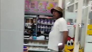 Tangkapan layar video viral Legislator PDIP Jonathan Pata ngamuk di minimarket.