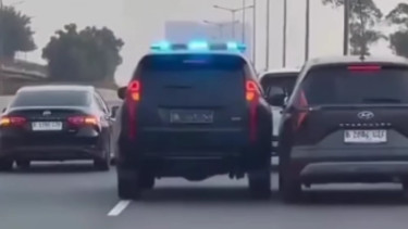 Mobil Pajero berpelat polisi arogan di jalan