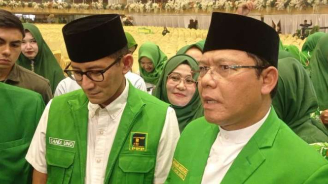 Plt Ketua Umum PPP Muhamad Mardiono bersama Ketua Bappilu Sandiaga Uno seusai pelantikan pengurus WPP masa bakti 2023-2027 di Graha Universitas Negeri Surabaya, Jawa Timur, Minggu, 30 Juli 2023.