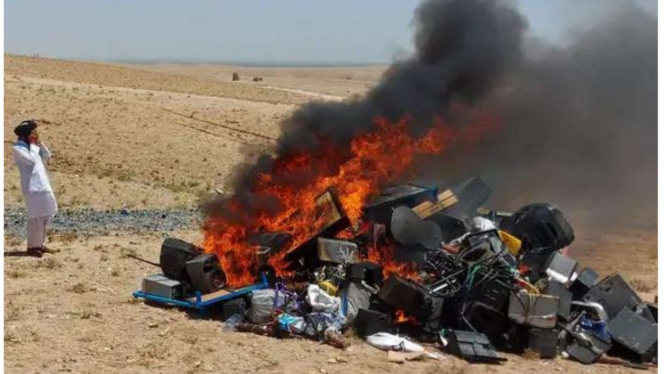 Taliban bakar alat musik