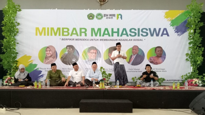 Rocky Gerung tampil sarungan berbicara di Universitas Darul Ulum Jombang