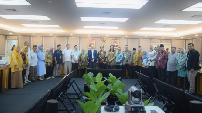 Sekjen DPR RI Indra Iskandar saat foto bersama dalam acara pelepasan pegawai