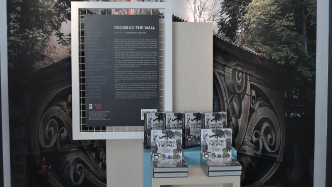 Pelluncuran Buku Crossing The wall