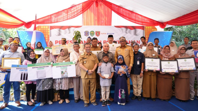 Gubernur Kaltim H Isran Noor menyerahkan bantuan rumah layak huni