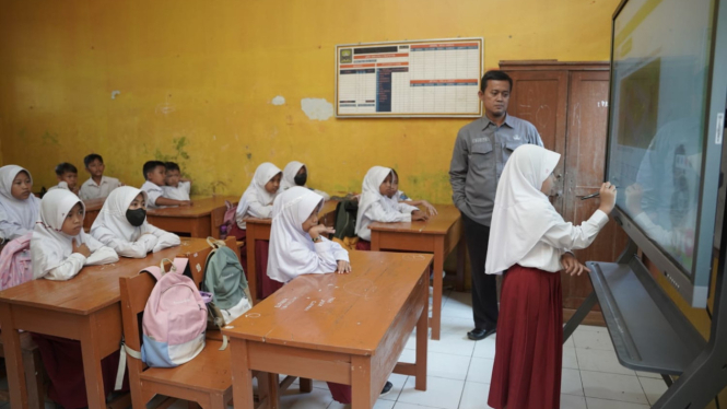 Ilustrasi belajar mengajar di sekolah dasar.
