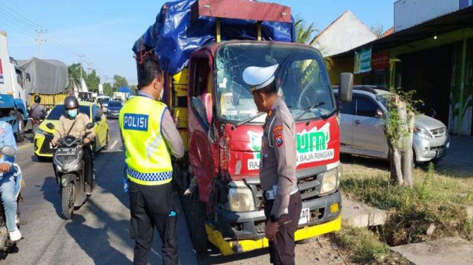 Polisi melakukan olah TKP di lokasi kecelakaan beruntun di Probolinggo.