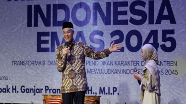 Gubernur Jawa Tengah Ganjar Pranowo (kiri)