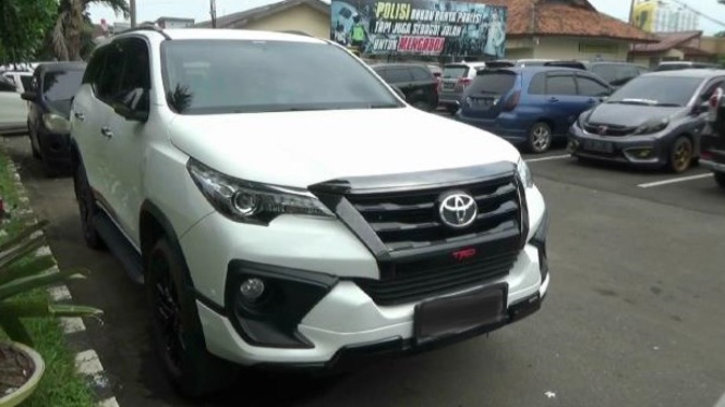 Mobil minibus milik oknum Anggota DPRD Provinsi Lampung diamankan Polresta Bandar Lampung, lantaran menabrak balita 5 tahun hingga tewas.