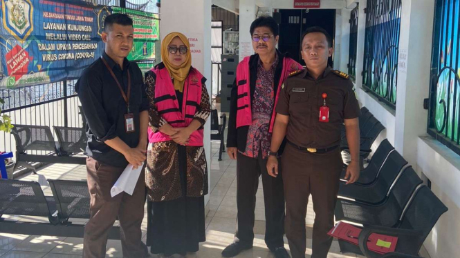 Mantan Kadindik Jatim Saiful Rachman saat ditahan di Kejati Jatim.