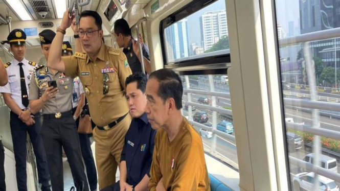 Presiden Joko Widodo atau Jokowi menjajal LRT