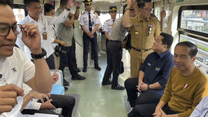 Presiden Joko Widodo Jajal LRT Jabodebek