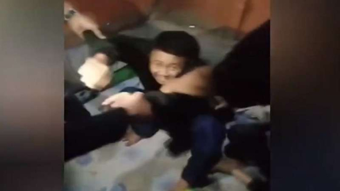 Pelaku pemalakan ditangkap sambil dinyanyikan lagu selamat ulang tahun
