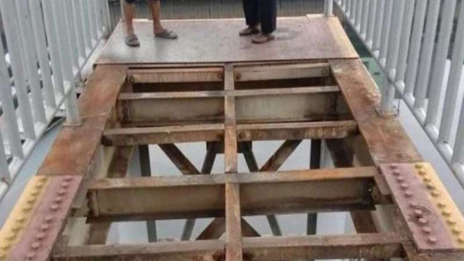 Besi JPO di Jakarta Barat yang diduga diambil maling.