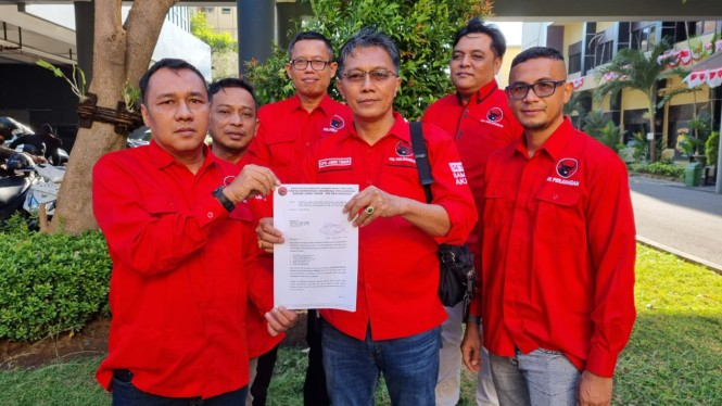 Tim Hukum PDIP Jatim melaporkan Rocky Gerung ke Polda Jatim.