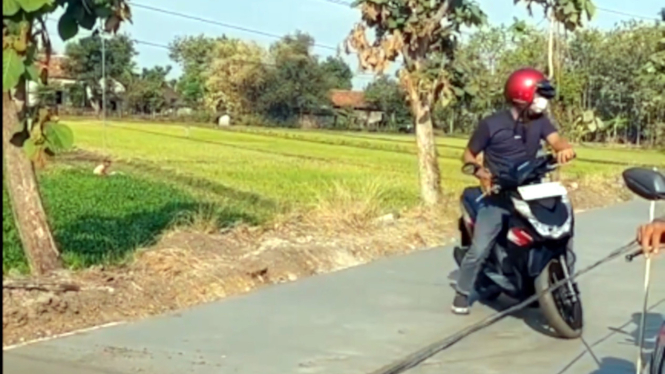 VIVA Otomotif: Pemotor terobos jalan yang sedang dicor.