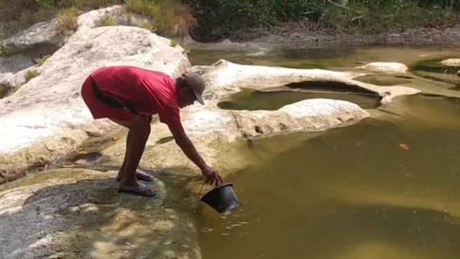Warga Jombang saat mengambil air di sungai.