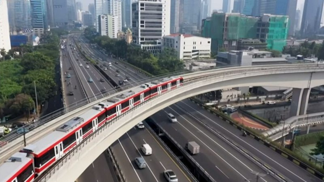 LRT melintas di longspan di kawasan Gatot Subroto - Kuningan 