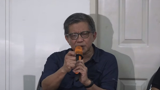 Aktivis dan pemerhati demokrasi Rocky Gerung saat jumpa pers