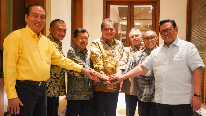 Ketum DPP Partai Golkar Airlangga Hartarto bertemu sesepuh Partai Golkar