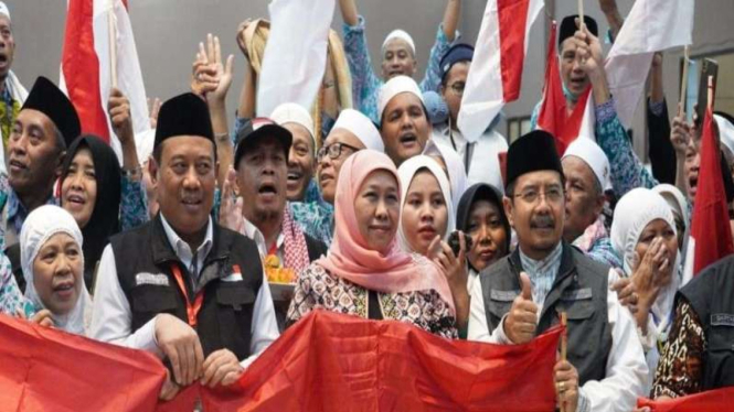 Gubernur Jatim Khofifah Indar Parawansa menyambut kedatangan jemaah haji.