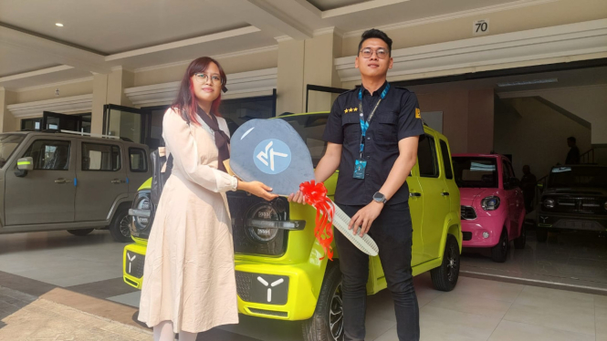 Penyerahan unit mobil listrik Kurnia Motors