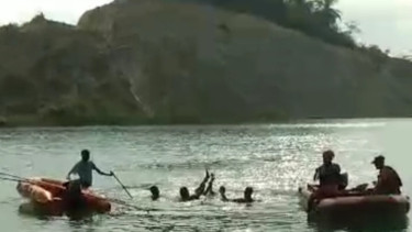 Tim SAR Gabungan evakuasi korban dari lubang bekas tambang batu bara di Jambi
