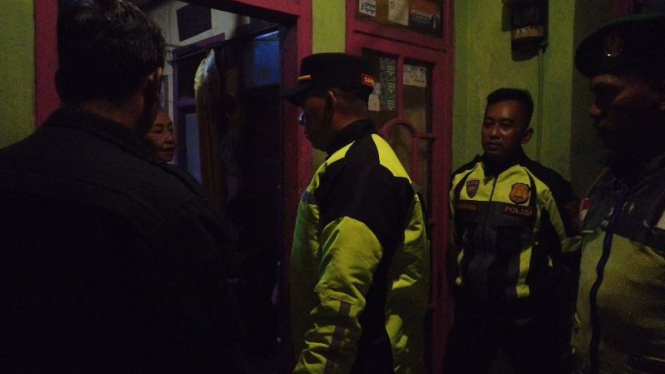 Aparat mendatangi rumah yang diduga tempat prostitusi.