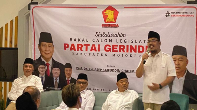 Ketua Gerindra Jatim Anwar Sadad (pegang mic0
