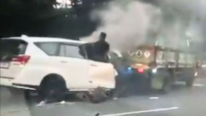 Kecelakaan di Tol Janger Innova tabrak truk