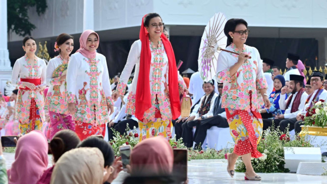 Para Menteri berlenggok di Istana Berkebaya