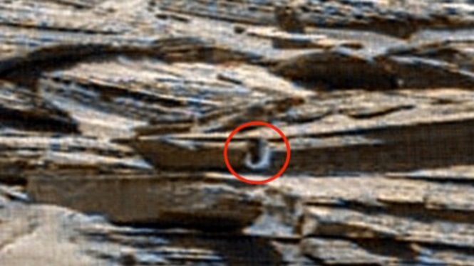 Penampakan 'pintu' di planet Mars.