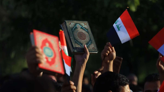 Massa memprotes aksi pembakaran Al Quran di Swedia