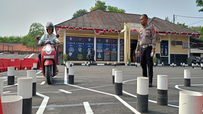 Ilustrasi ujian SIM motor 