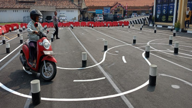 Ilustrasi ujian SIM motor 
