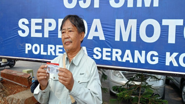 Muharam, kakek 63 tahun akhirnya lulus ujian SIM C 