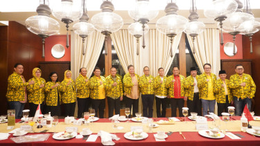 Ketua Umum DPP Partai Golkar Airlangga Hartarto bersama ormas Golkar