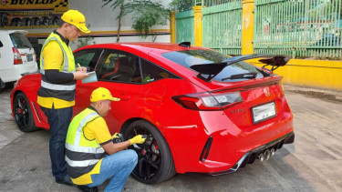 VIVA Otomotif: Ilustrasi pengecekan ban mobil.