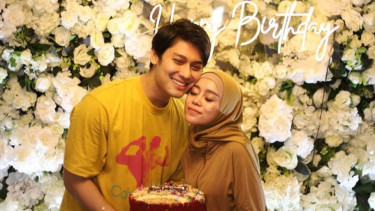 Lesti Kejora mendapat kue ulang tahun dari Rizky Billar
