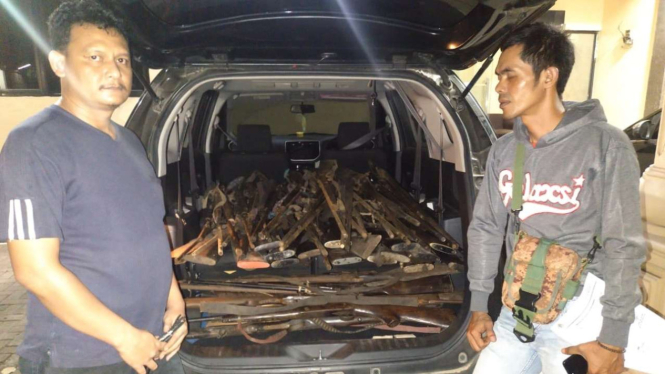  Penyerahan Senjata Rakitan oleh Masyarakat Sekitar Ujung Kolon