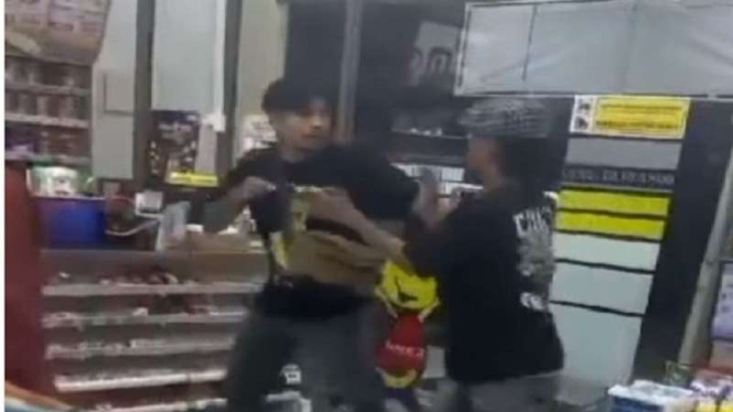 Viral mantan atlet MMA Rudy Agustian Golden Boy hajar pria di Serpong
