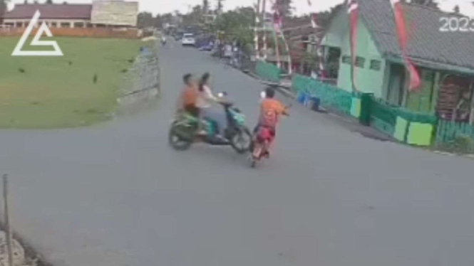 Pemotor Tabrak Sepeda Listrik Sampai Terpental