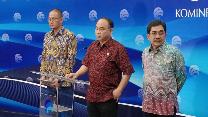 Menteri Komunikasi dan Informatika, Budi Arie Setiadi (tengah).