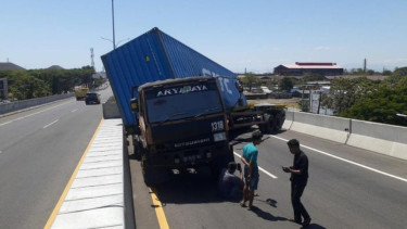 Mobil Truk Kontainer Terbalik di Jalan Tol Layang Makassar