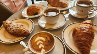 Nikmatnya Paduan Croissant dan Kopi Nuansa ala Eropa, Serasa Emily in Paris