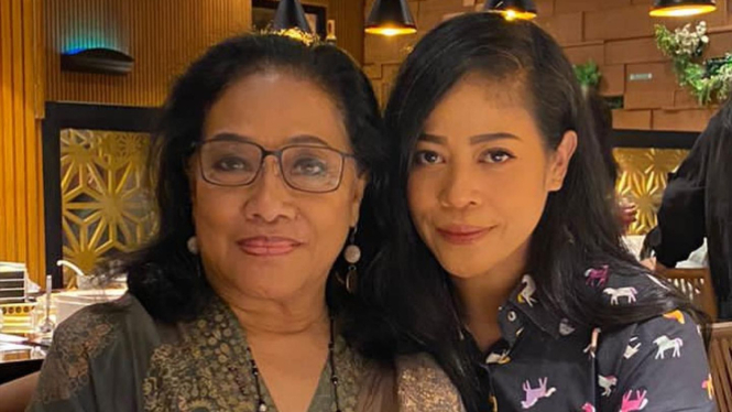 Vokalis band Cokelat, Kikan bersama sang ibu, Indira Damayanti